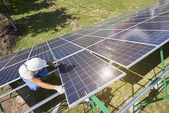 Hombre instalando panel solar