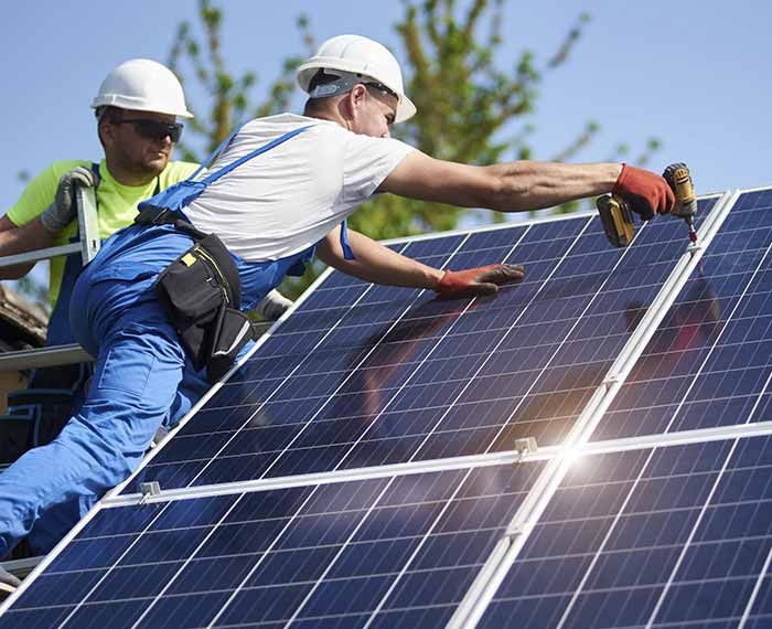 Hombres instalando panel solar